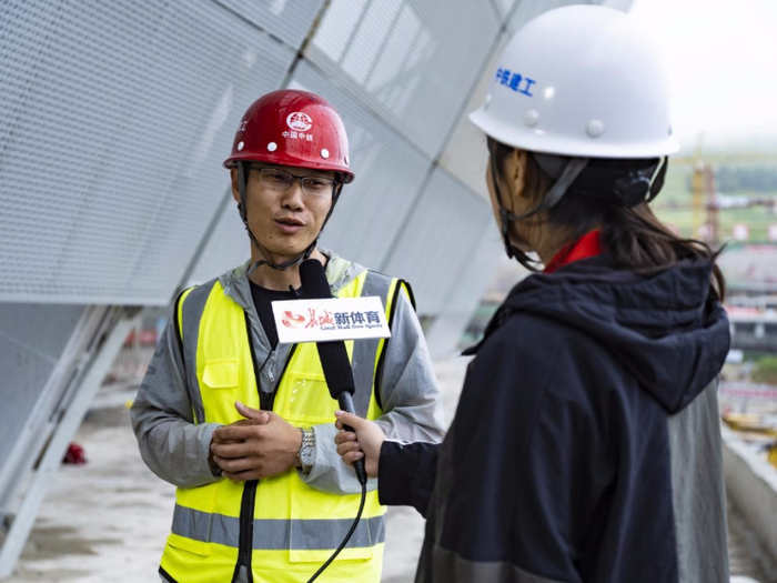 看台区项目经理王涛接受记者采访 长城新媒体记者许付磊 摄