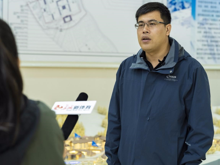 “三场一村”项目经理姜秀鹏接受记者采访。  长城新媒体记者许付磊 摄
