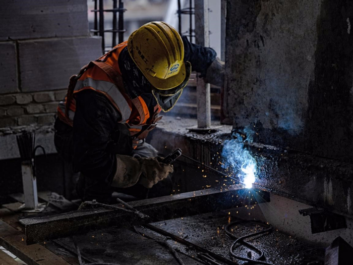 正在进行焊接作业的工人。 长城新媒体记者许付磊 摄