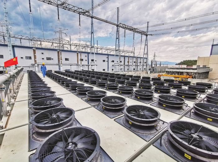 　　投运前，昆北换流站工作人员在站场内巡查。　南网传媒全媒体记者 李志杰 通讯员 杨涛 摄