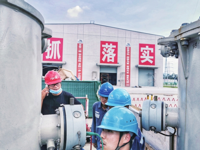 　　龙门换流站内工作人员正对站场设备进行投运前的检测调试。　南网传媒全媒体记者 李志杰 通讯员 李品摄