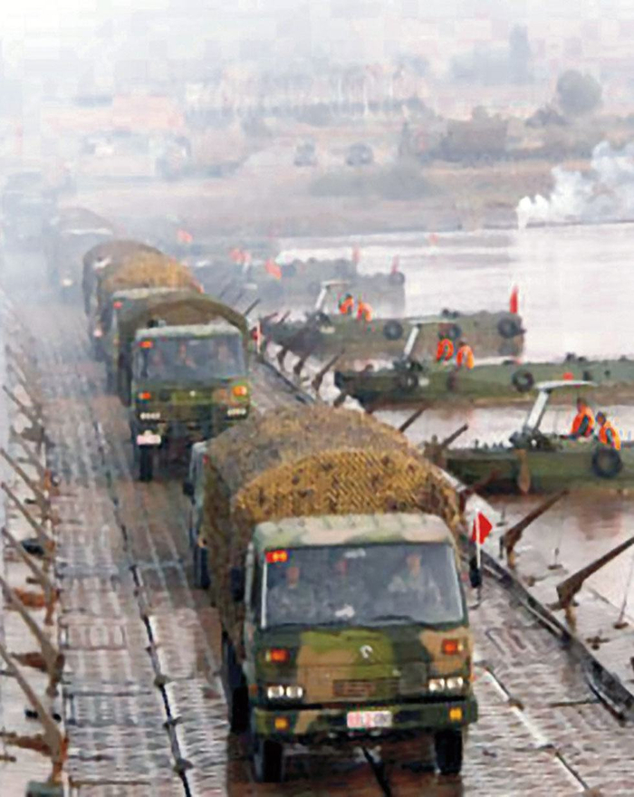 在对越自卫反击战中，东风军车开赴前线