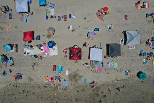 7月3日，人们在美国加利福尼亚州圣迭戈一处海滩游玩。新华社/路透