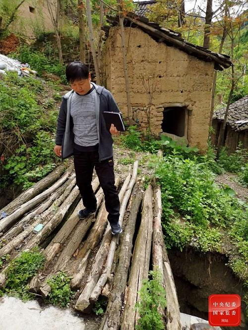 甘肃省整改办干部在陇南市武都区五库镇魏坝村易地搬迁安置点走访。