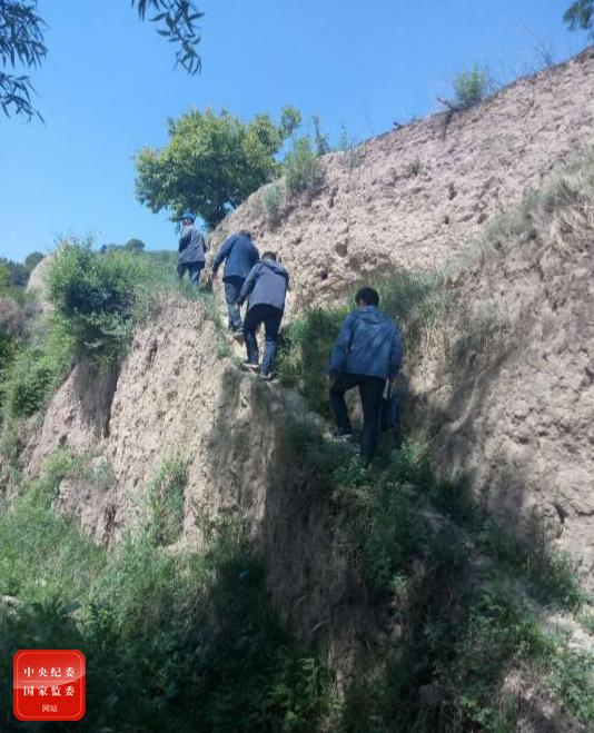 甘肃省整改办干部在平凉市庄浪县卧龙镇魏湾村入户走访。