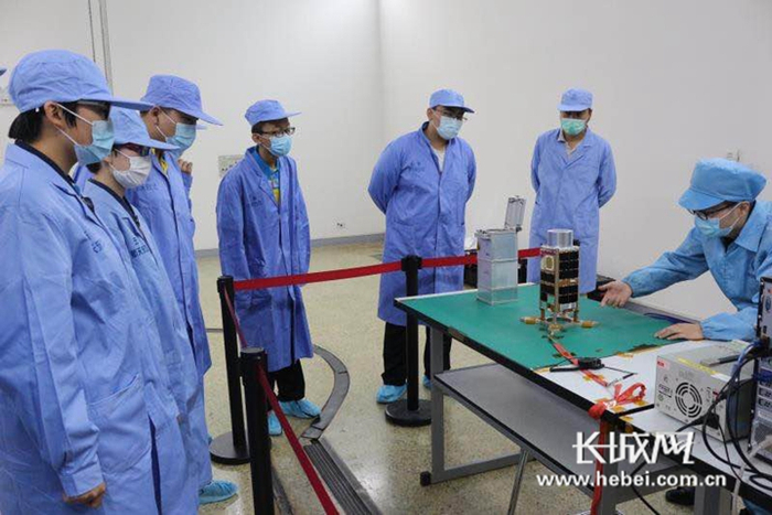 鹿泉区第一中学的学生参与卫星研制。鹿泉区第一中学/供图