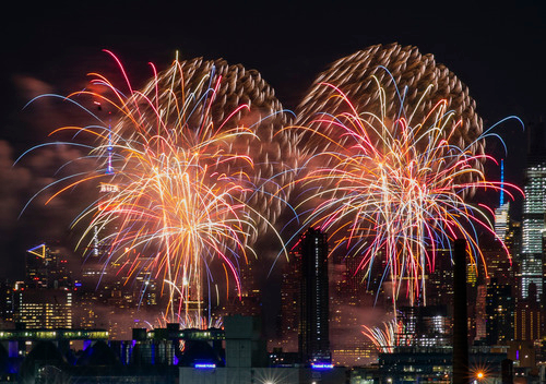 　　6月29日，纽约燃放首场美国独立日焰火。为避免人群聚集观看而扩散疫情，纽约今年的焰火表演分四天在多个地点燃放，且不提前公布燃放的具体时间和地点。新华社发（周焕新摄）