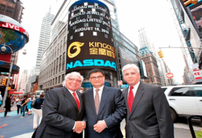 ▲金凰珠宝2010年在纳斯达克上市，图中为贾志宏