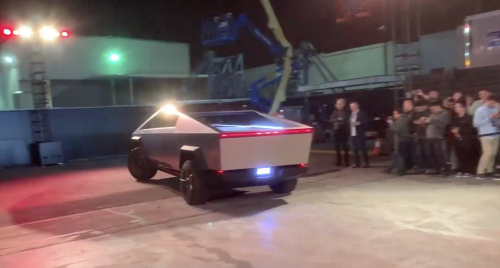 图：国外媒体正在试驾Cybertruck