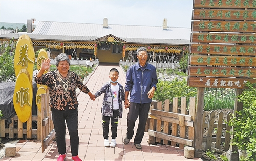  ▲黑龙江伊春市溪水林场退休职工刘养顺（右）带领乡亲们开办起农家院，年经济收入可观。 本报记者 马维维摄