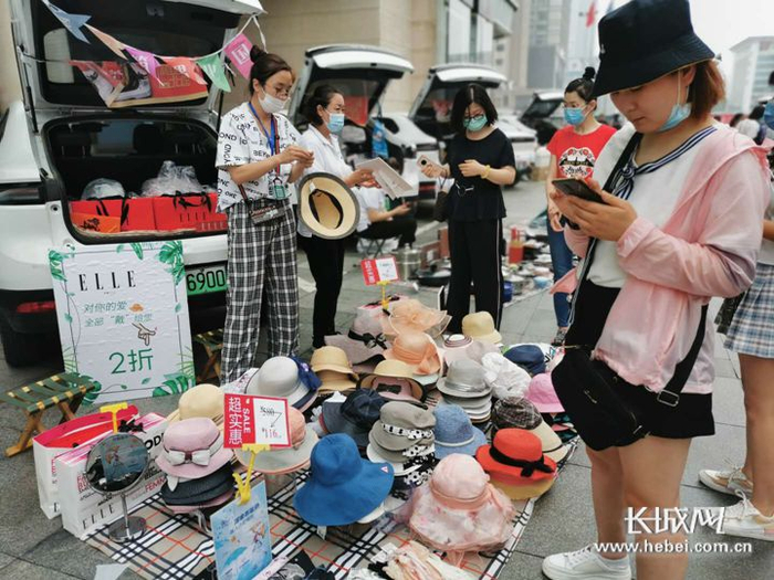  北国商城门前的地摊市场受到顾客喜爱。记者 胡晓梅 摄