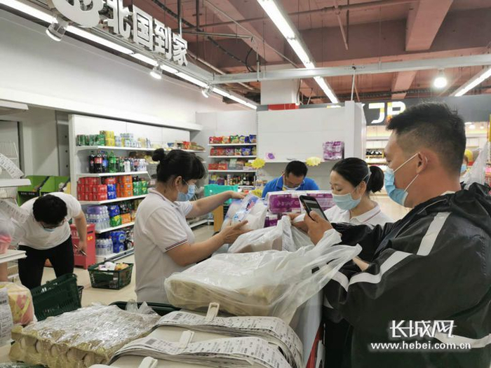 北国到家前置仓的工作人员忙碌工作。记者 胡晓梅 摄