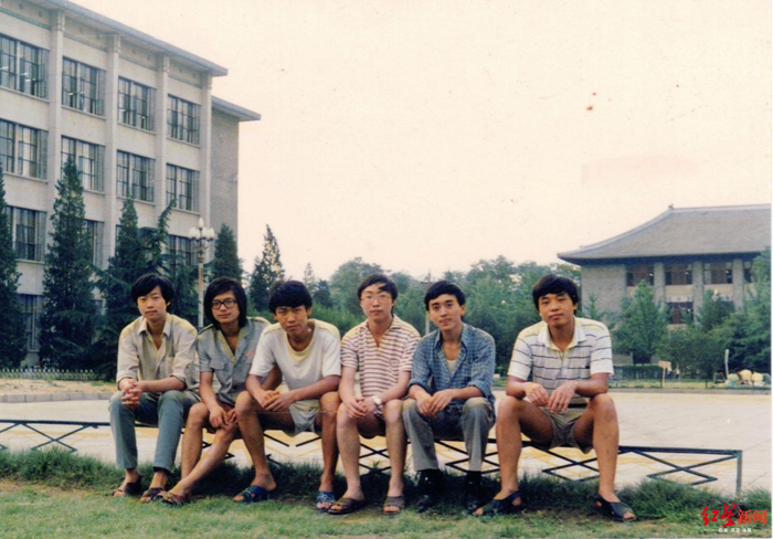 黄立新（左一）和同学在北大图书馆前合影