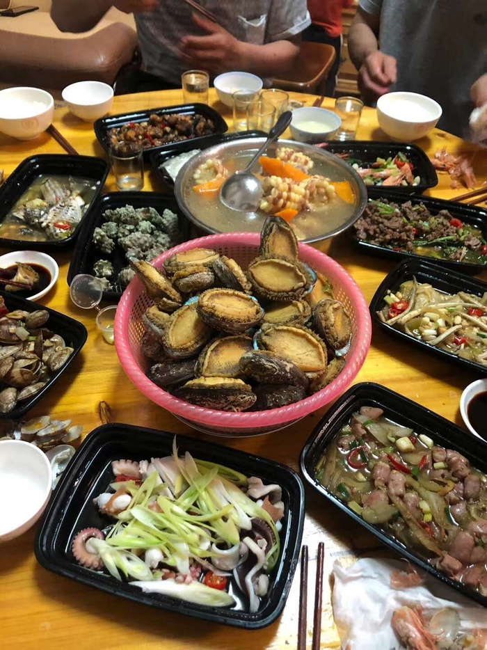 丰富的白灼鲍鱼餐，往年养殖户也不舍得吃 图片来源：受访者供图