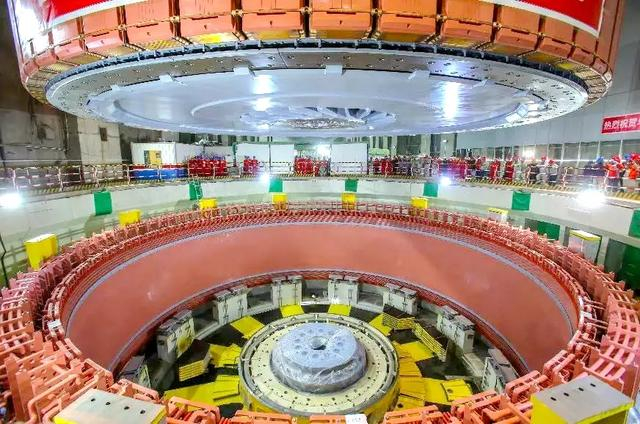 　　乌东德水电站左岸地下电站85万千瓦水轮发电机组转子成功吊装 资料图片