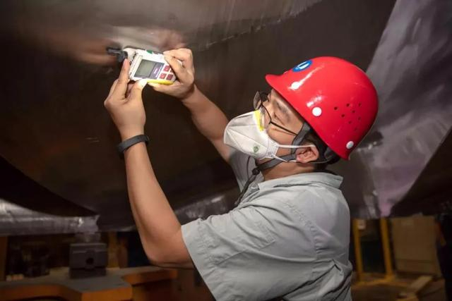 　　技术人员正在对转轮进行平整度检测 资料图片