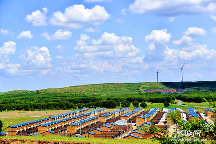蓝天白云、丘陵、草原，后大营滩村就坐落在这美景之中。记者　郑世繁　摄