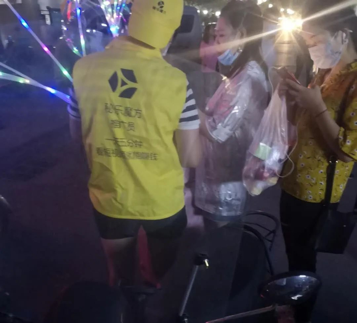  6月10日，北京某地铁口的秘乐短视频地推现场