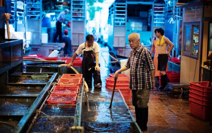 身穿格子衬衫的长者便是“肥婆”本尊，李彩华的父亲。