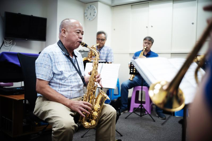 和老友们在自己的办公室排练，是老李现在生活里最大的乐趣。