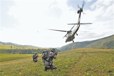 比武集训中，第75集团军某旅官兵参加机降训练。李琦 摄