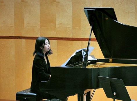 罗婷元在音乐会上演奏钢琴作品“皮黄”