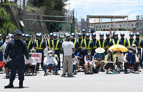 名护市市民在美军施瓦布军营门口静坐示威（琉球新报）