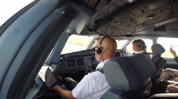 △飞往中国运载物资的阿根廷飞行员