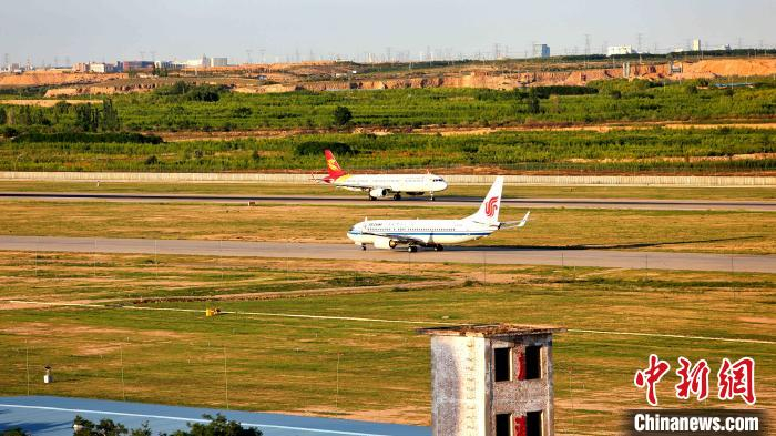 疫情期间的银川机场跑道。　王辰 摄