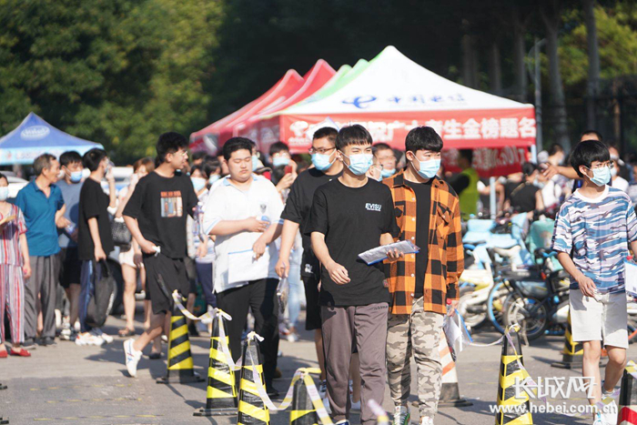 唐山一中考点，考生有序进入考场。长城新媒体记者 邢丁 摄