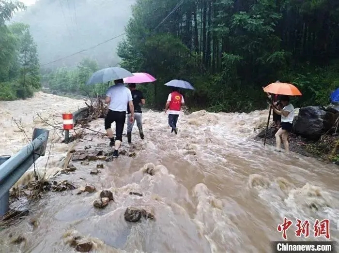  6月30日，婺城区乡镇山间道路被水淹没