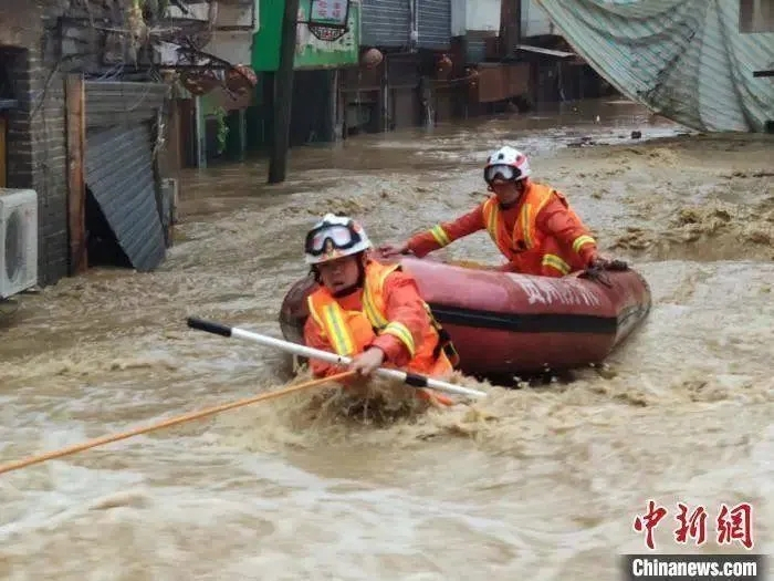  6月22日，桐梓县遭受严重暴雨洪涝灾害 ，消防员洪水中展开营救。遵义消防救援支队供图