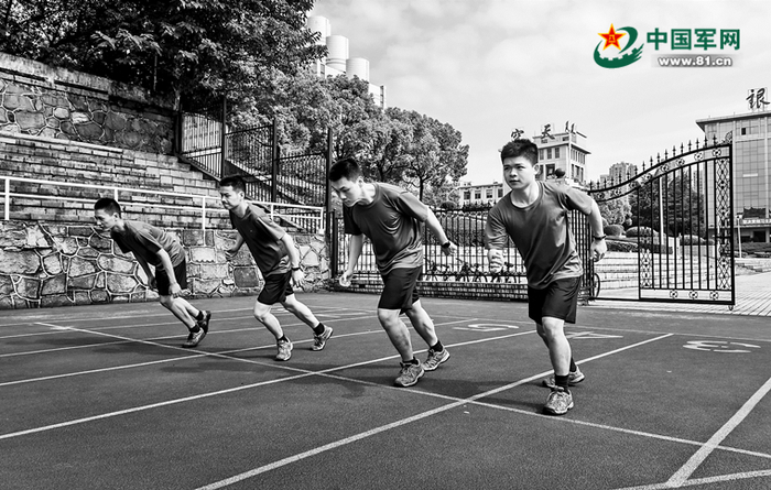 紧张的学习后，一起在训练场上比个“你高我低”，成了208宿舍4个人的生活乐趣。李岩松摄