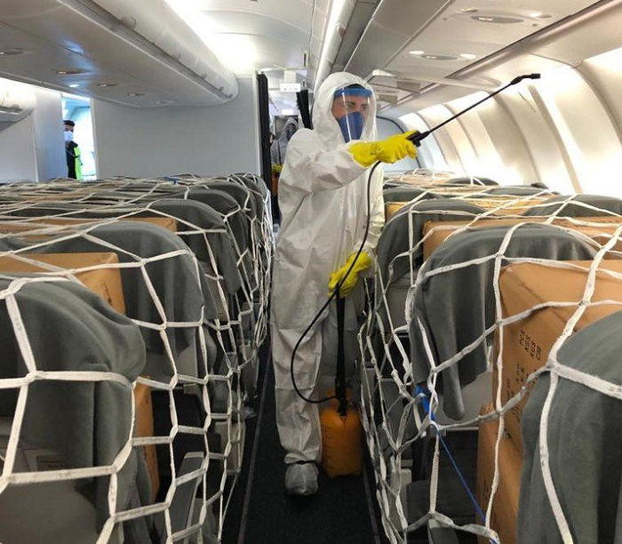 △机组人员为物资进行消毒