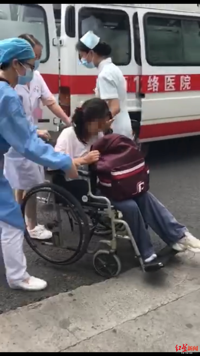 背书包女生获救