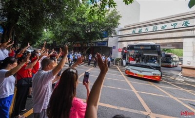 昨日上午，天府新区公安分局交警支队民警全程护送籍田中学400余名考生抵达华阳中学考点 摄影 王欢