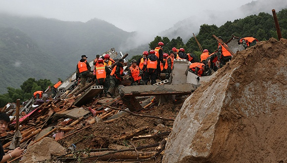 黄梅山体滑坡事故救援现场。图片来源：视觉中国