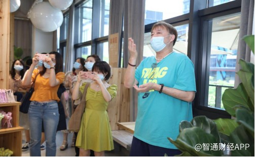 都市丽人集团副总裁毛寓瀛向媒体介绍东莞旗舰店