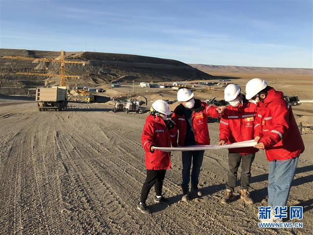 &nbsp;4月22日，在阿根廷卡拉法特，中国工程师在现场讨论施工方案。（图源：新华社）