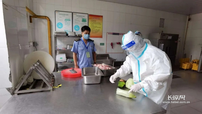 廊坊市固安县市场监管局工作人员在进行食品检查。