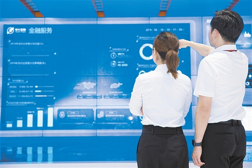  在传化智联总部智能信息中心大屏上，重要数据让人一目了然。 （资料图片）