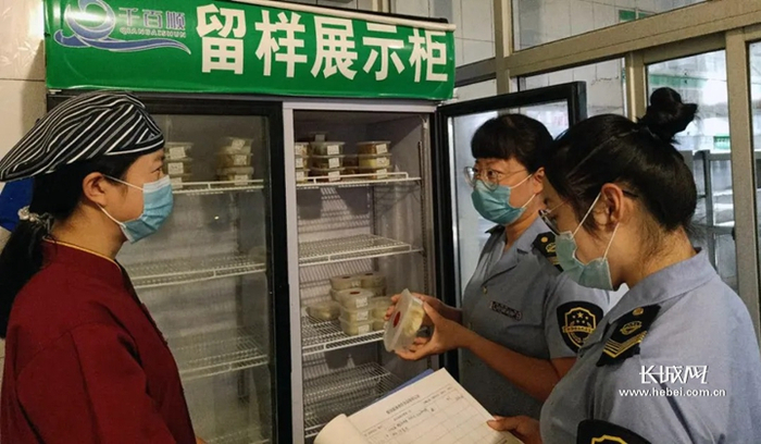 衡水市市场监管局工作人员在核查学校食堂冷藏食品。