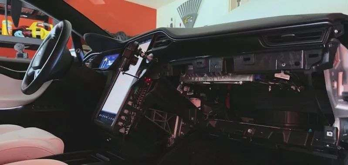 ▲特斯拉的中控屏（图源：electrek）