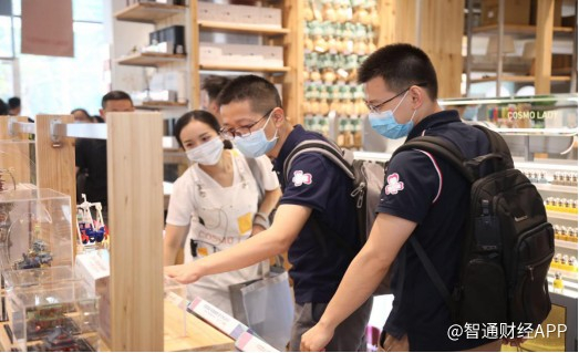 媒体人士参观都市丽人东莞旗舰店