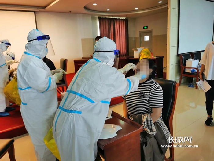 保定市对学校食堂工作人员进行核酸检测。
