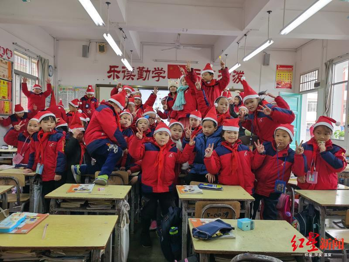  ↑戴着圣诞帽的孩子们 &nbsp;受访者供图