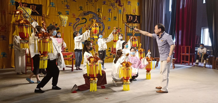 新编传统京剧《五丑四美图》排练现场。剧团供图