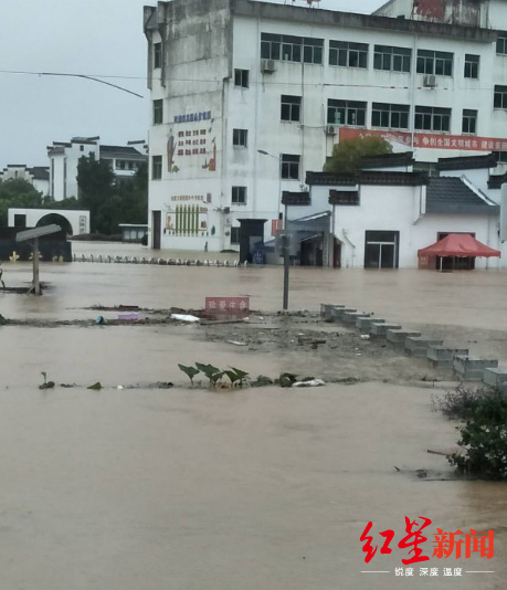 7月7日，歙县街头的洪水&nbsp;图据红星新闻