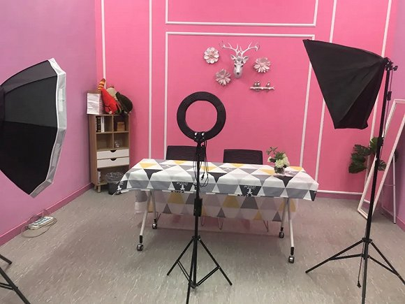 “蜂悦流量红人基地”某个秀场直播间