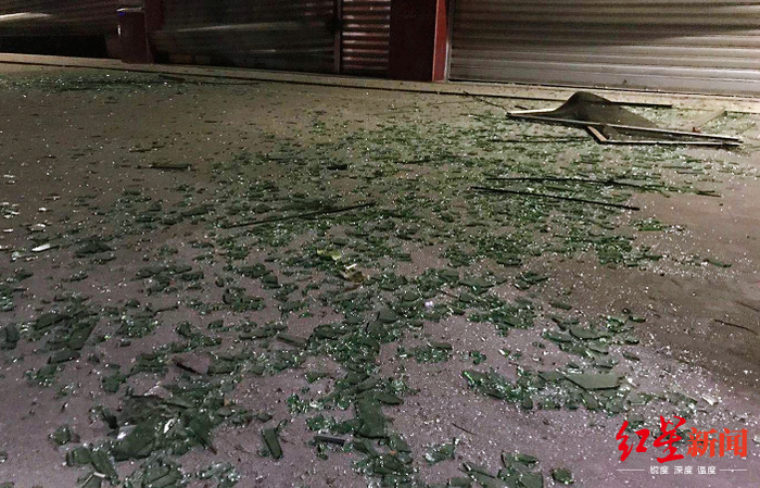 满地震碎的玻璃渣